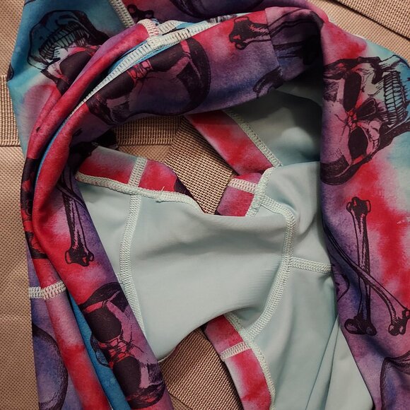 Constantly Varied Gear CVG Medium 2.5 inch shorts Tie Dye Skulls - Picture 4 of 5